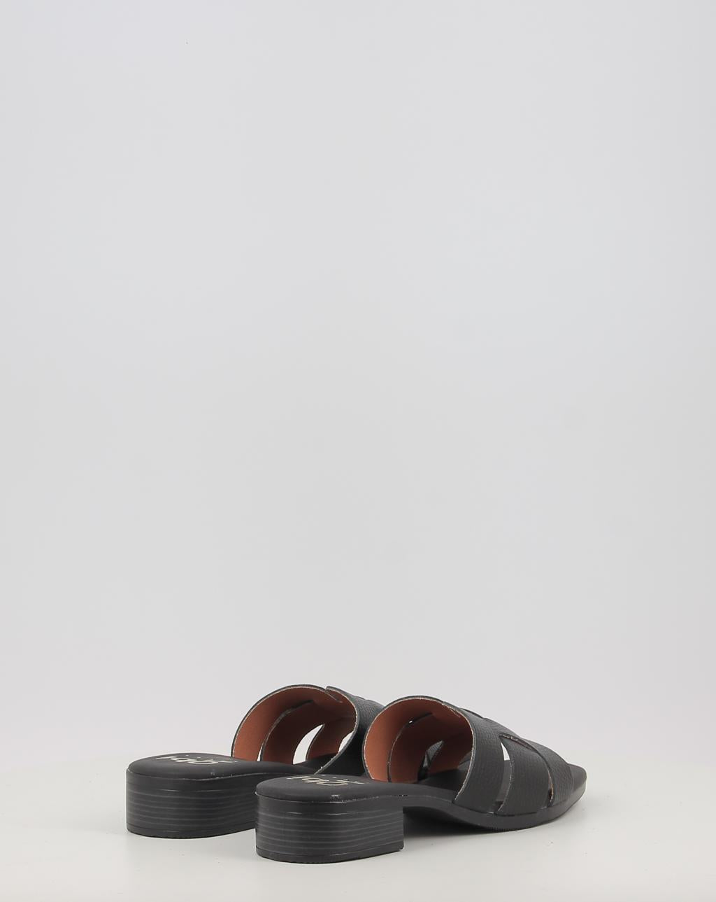 5600